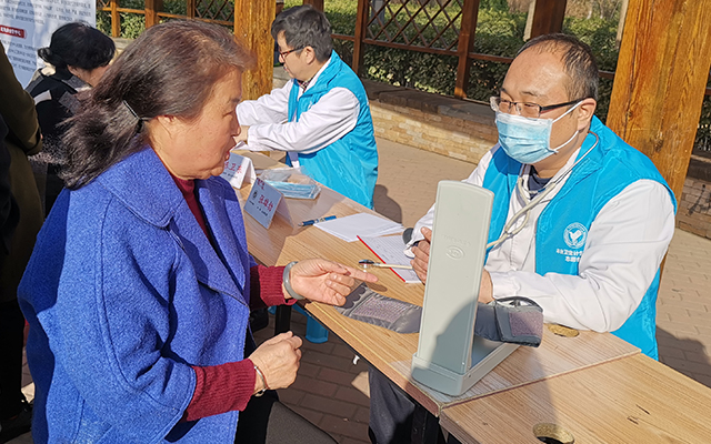 【学雷锋日】江南娱乐游戏,（中国）官方网站举办“爱满京城，牵手智慧家医”志愿服务活动(图5)